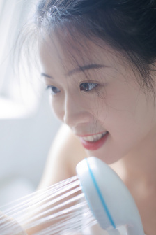 浴室自慰到不停喷水尿失禁